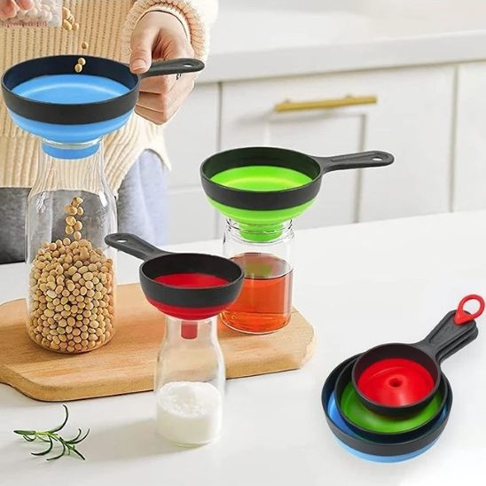 femme transfert pois dan bocal utilisant un entonnoir pliable avec deux autres grandeurs dans des bocaux autour