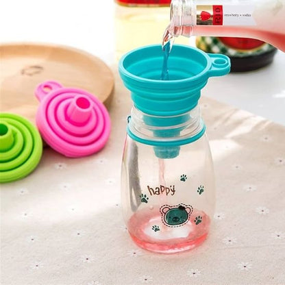 jus s'écoulant par entonnoir pliable dans un biberon