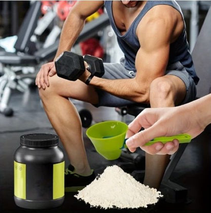 entonnoir pour poudre proteine avec homme s'entraîne en arrière plan