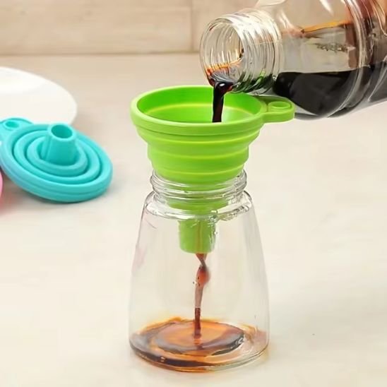 sauce soja s'écoulant par entonnoir pliable dans petit conenant