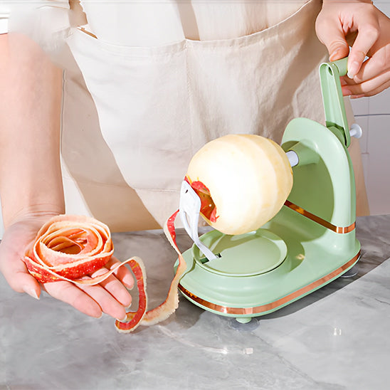 femme-demontre-pelure-de-pomme-fine-avec-epluche-pomme