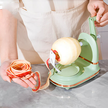 femme-demontre-pelure-de-pomme-fine-avec-epluche-pomme