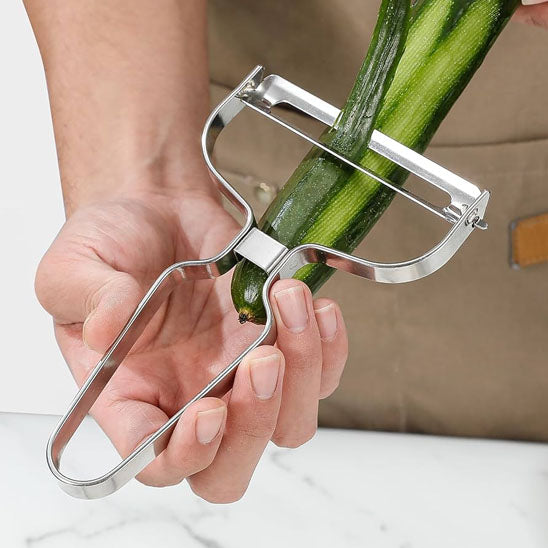 homme-pèle-cocombre-avec-éplucheur