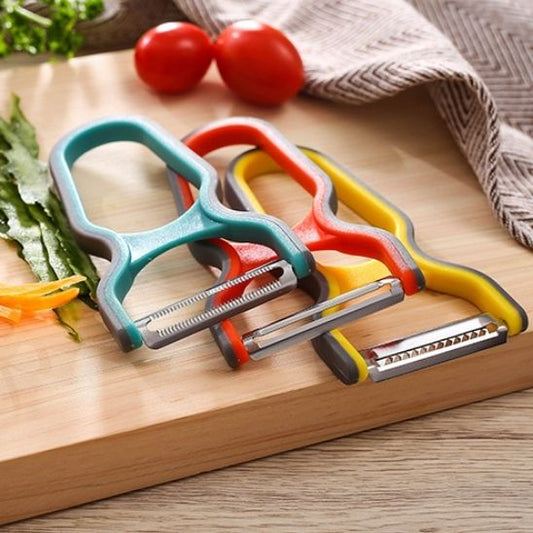 trio-éplucheur-sur-planche-à-découper-à-côté-de-tomates