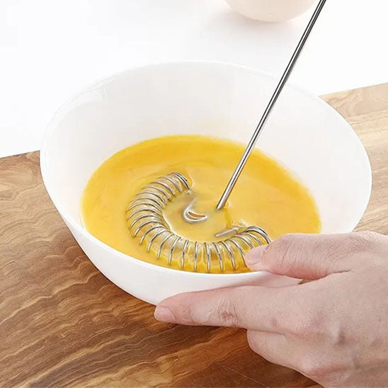fouet cuisine a ressort dans bol d'œufs battus