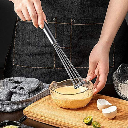 femme bat oeufs avec fouet cuisine billes