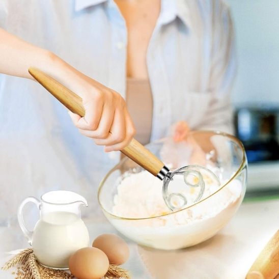 femme-mélange-pâte-avec-fouet-cuisine-danois
