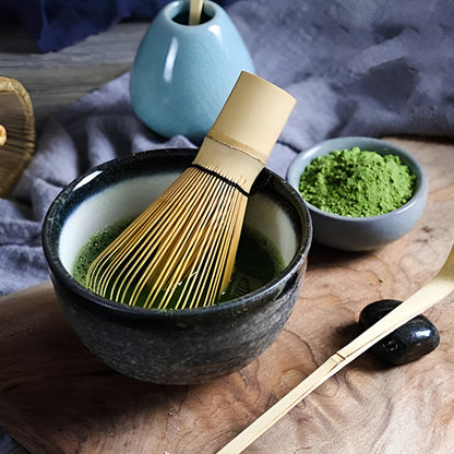 bol-thé-macha-avec-fouet-et-poudre-macha-a-coté