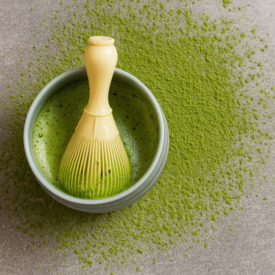 fouet matcha bol thé poudre sur contoir
