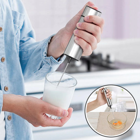 femme-mousse-du-lait-avec-fouet-electrique