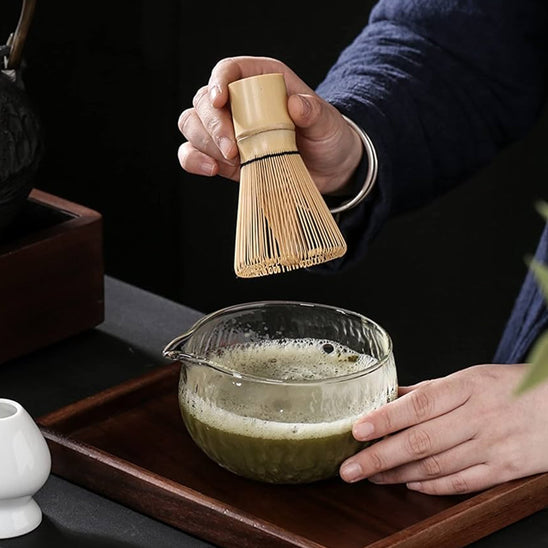 home-prépare-coupe-de-macha-avec-fouet-bambou