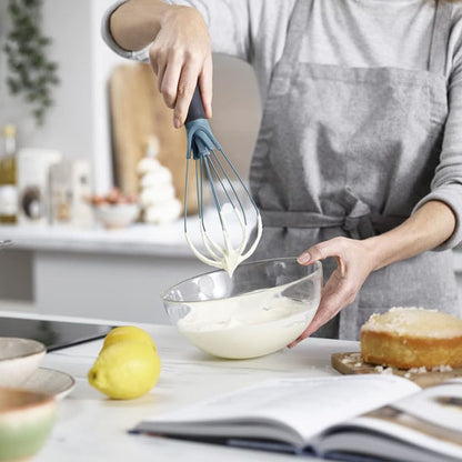 cuisinère fouette meringue avec fouet torsadé