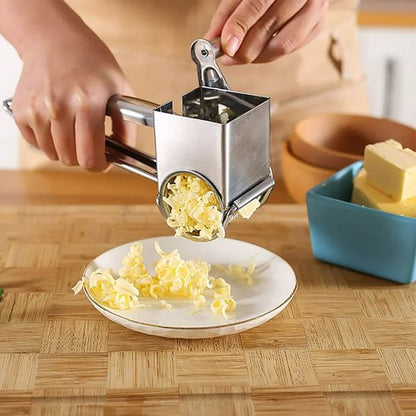 Homme tourne manivelle de râpe à fromage râpe fromage
