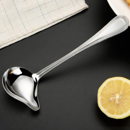 louche à bec en inox sur comptoir noir
