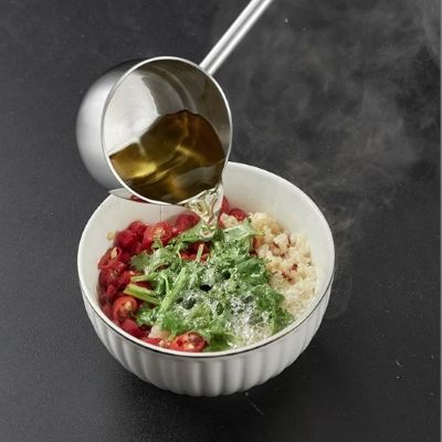 louche bouillon versé sur bol de légumes