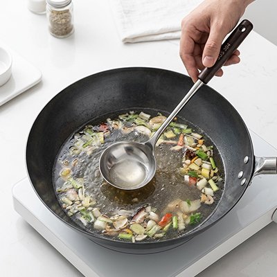 Louche cuisine homme mélange bouillon