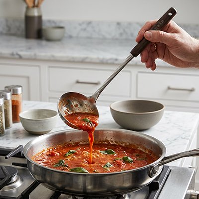 Louche cuisine homme mélange sauce spaghetti