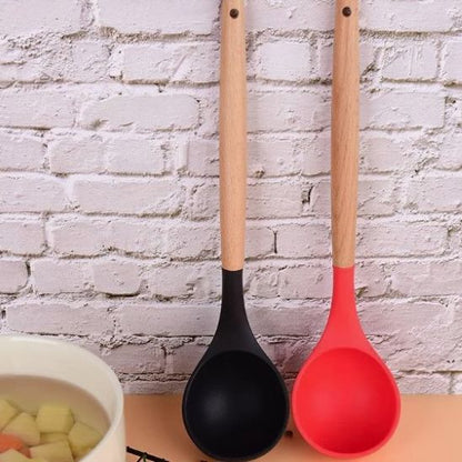 louche noir et louche rouge appuyées contre un mur
