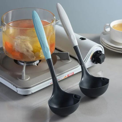 louche silicone bleue et louche silicone grise appuyées contre bocal de soupe