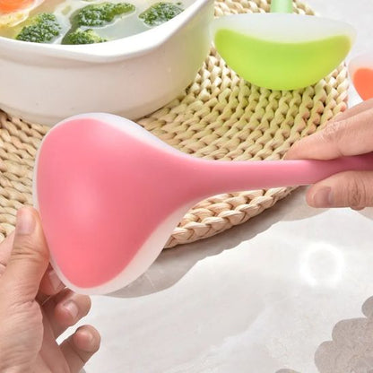 homme plie le bord d'une louche rose pour démontrer la flexibilité