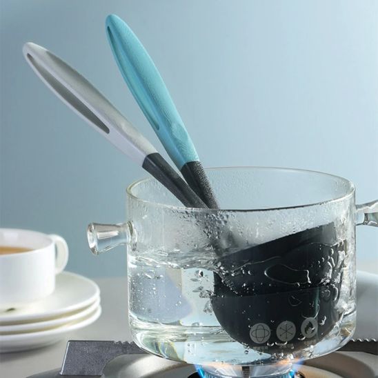 louche silicone bleue et louche silicone grise dans bocal d'ean chaude