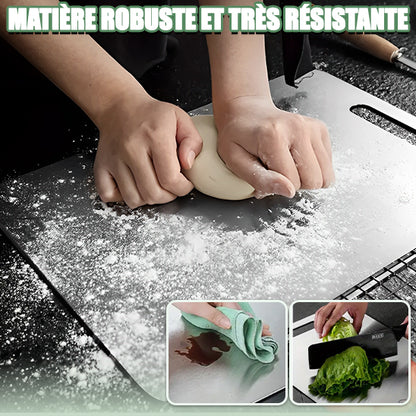 mains-d-une-femme-petrissant-pâte-sur-planche-à-découper-inox