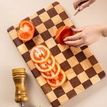mains-de-femme-qui-coupent-une-tomate-sur-une-planche-a-decouper