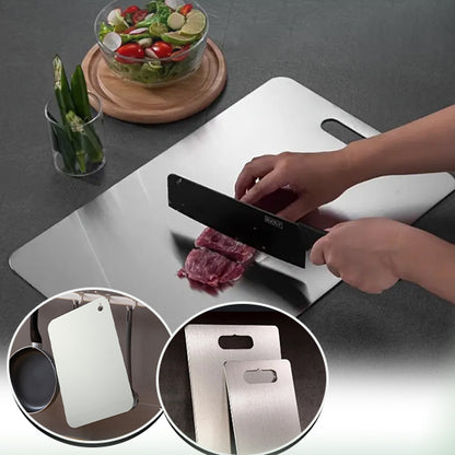 mains-tranchant-viande-sur-planche-à-découper-inox