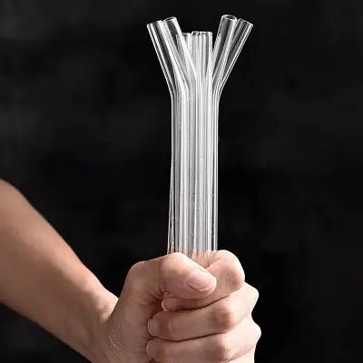 pailles-en-verre-en-main
