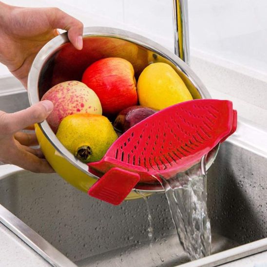 passoire-en-silicone-fixé-a-un bol-égoute-fruits