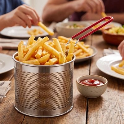 Passoire de frites posé sur table de pique-nique