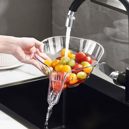 tomates-rincées-sous-robinet-dans-passoire-à-bec-verseur