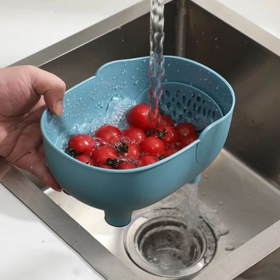 tomates rincées sous eau courrante dans passoire