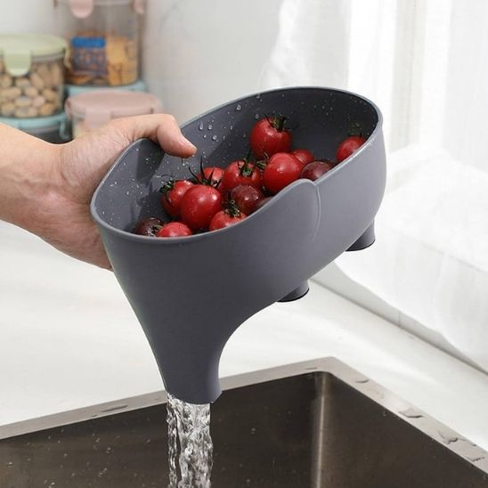 tomates égoutées dans passoire