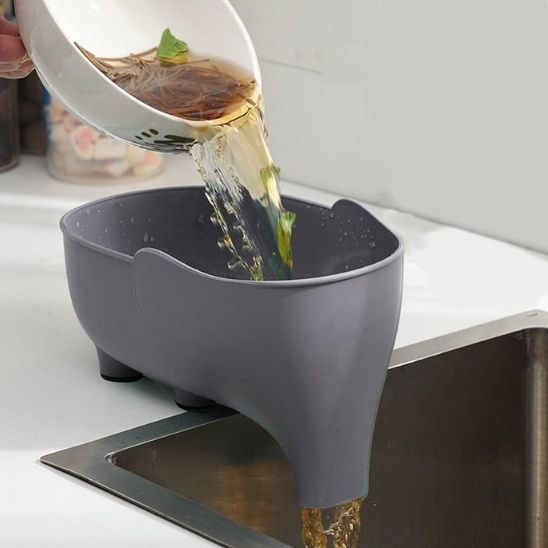 soupe-versée-dans-passoire-éléphant