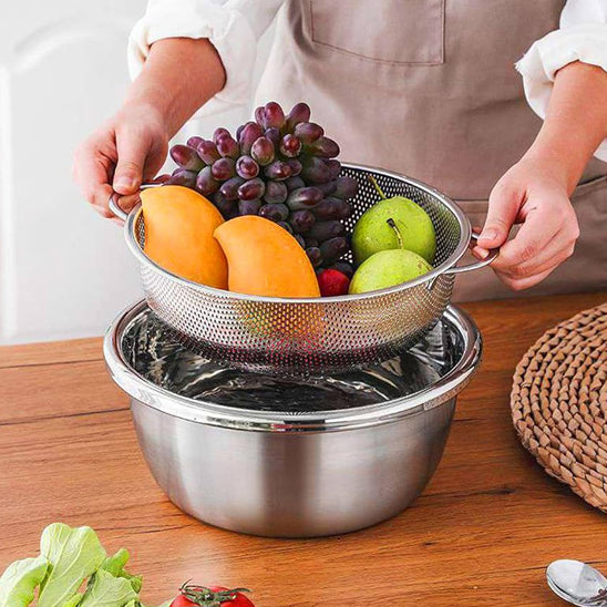 cuisinier-lave-des-fruits-dans-une-passoire-en-inox
