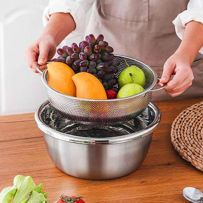 cuisinier-lave-des-fruits-dans-une-passoire-en-inox