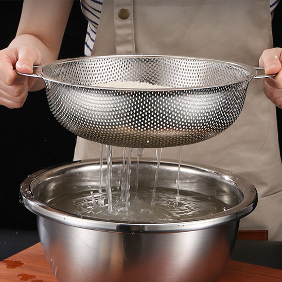 cuisiner-égoute-du-riz-avec-une-passoire-en-inox