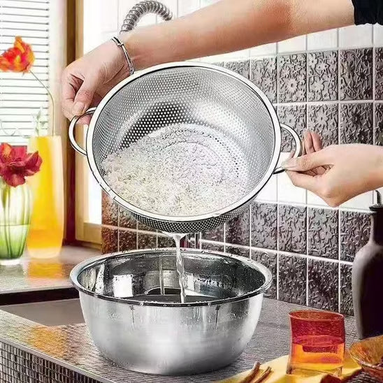cuisinier-fait-égouter-riz-dans-une-passoire-en-inox