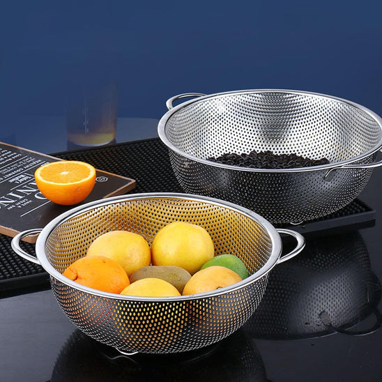 deux-passoire-en-inox-sur-un-contoir-noir-avec-fruits