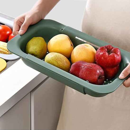 homme-tien-passoire-extensible-pleine-de-fruits