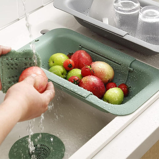 femme-lave-pomme-à-coté-passoire-sur-évier