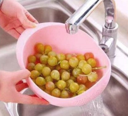 femme-rinse-raisins-dans-une-passoire-inclinable