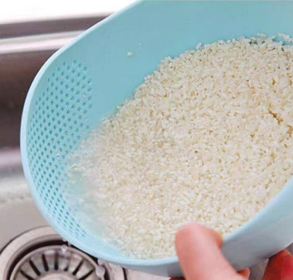 rincage-de-riz-dans-une-passoire-inclinable