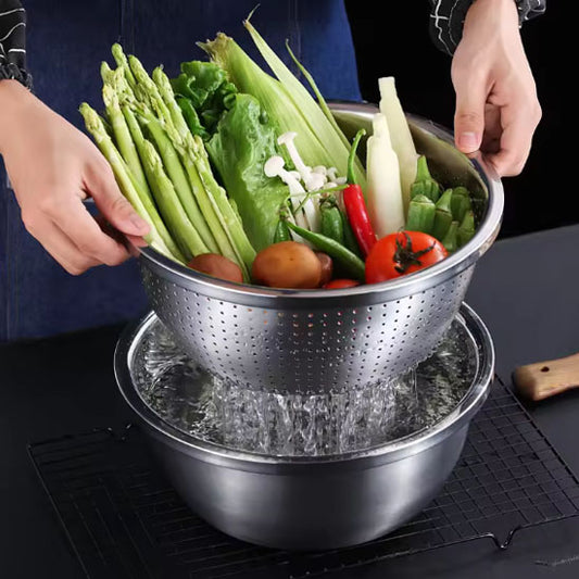homme-fait-égouter-légumes-dans-passoire-inox