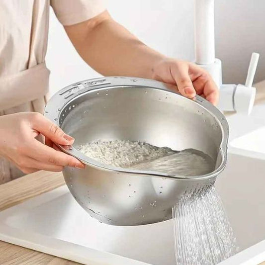 femme-rince-riz avec-passoire-inox-a-bec-verseur