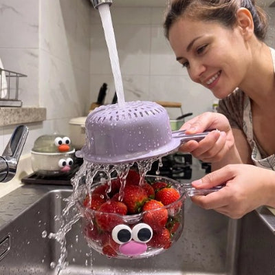 Passoire de fraises rincées sous robinet