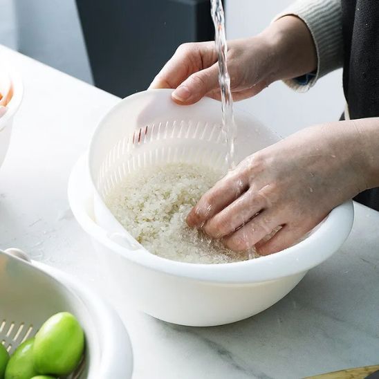 cuisinier-lave-du-riz-dans-une-passoire-pivotante