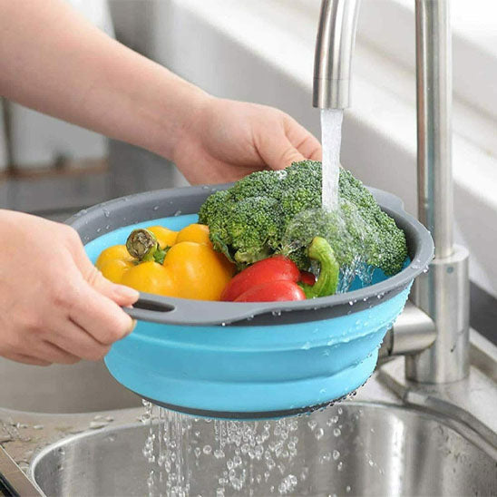 femme-lave-légumes-dans-passoire-pliable-bleue