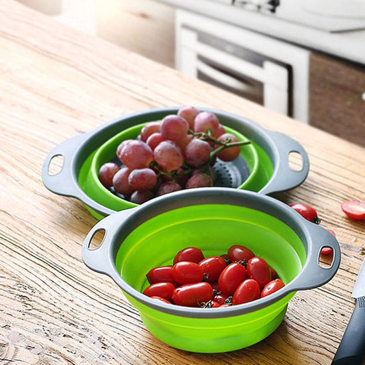passoire-pliable-sur-contoir-en-bois-avvec-fruits-et-légumes